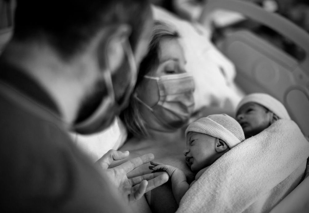 Proaspătă mămică de gemeni, vindecată de Covid-19 și externată din Spitalul Județean Sfântu Gheorghe. Fetițele sunt sănătoase