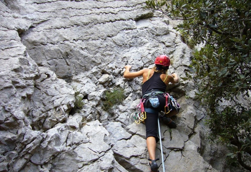 Lucrările pentru realizarea celor 3 trasee de cățărare de la Cheile Vârgișului, demarate cel târziu în luna iunie 