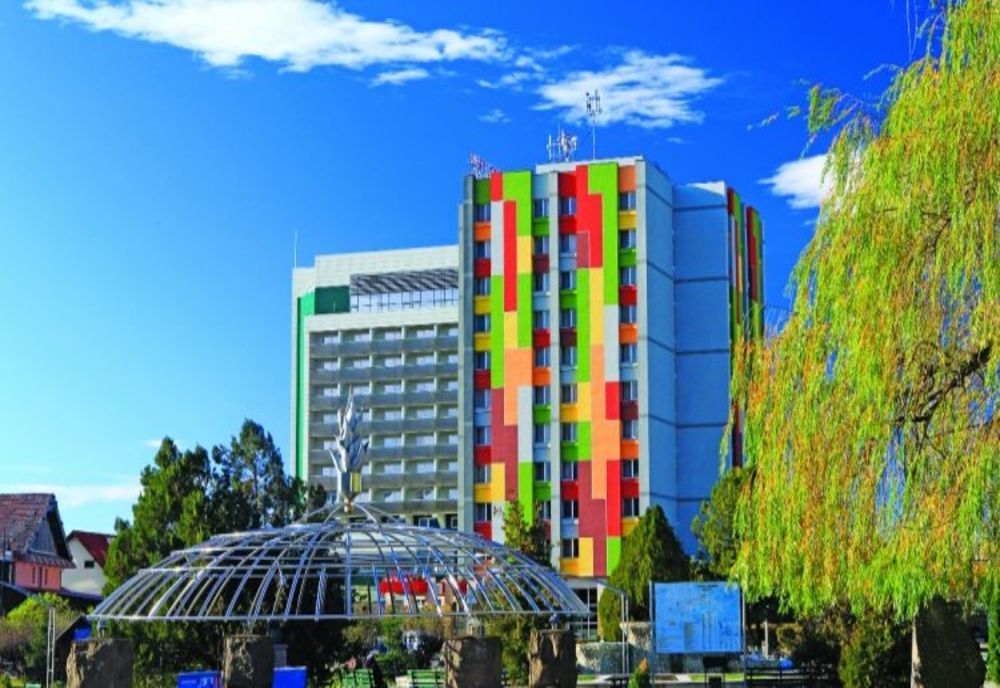  Primarul Covasnei: „Nu ne-am gândit că pot veni vremuri în care un chelner sau un muzician să nu aibă perspective în stațiune timp de 3 luni. Este cu adevărat dureros”