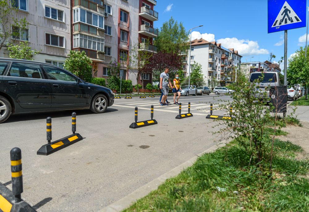 A început montarea zonelor de protecţie în apropierea trecerilor de pietoni din Sfântul Gheorghe