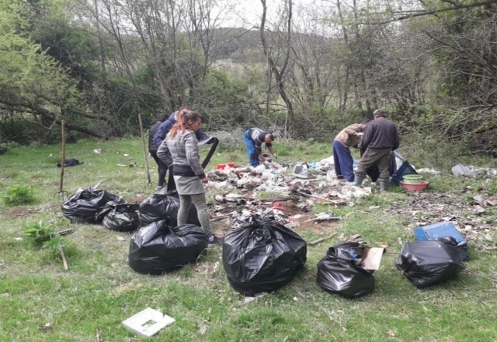 FOTO. Primăria Ozun a pus asistații social la treabă. Saci întregi de gunoaie adunați din spațiile verzi