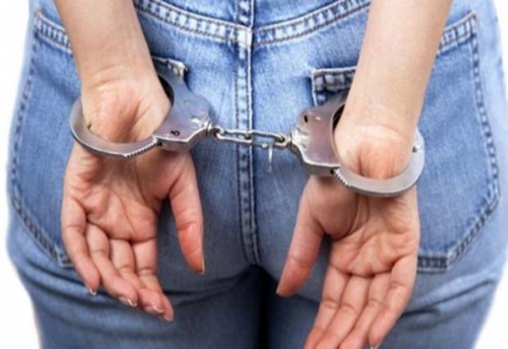 Hoață din locuință cercetată după ce a furat bani dintr-un dulap cu haine