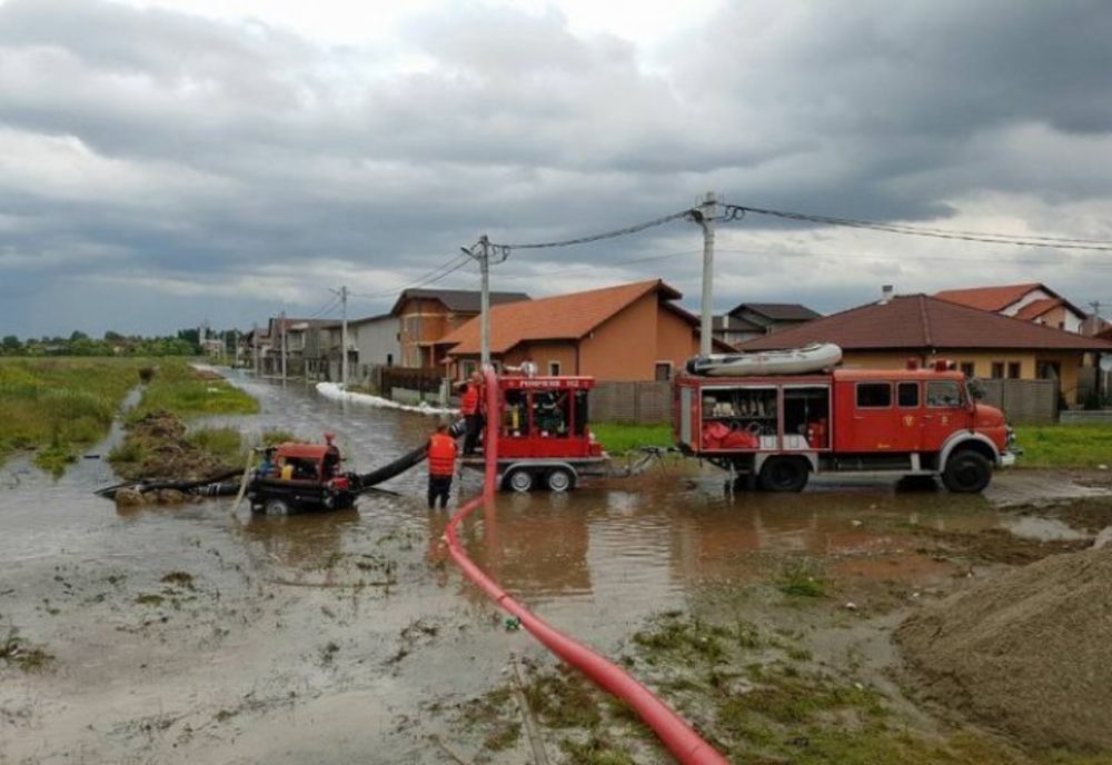 Cod roşu de inundaţii noaptea trecută în judeţul Covasna. Mai multe terenuri inundate