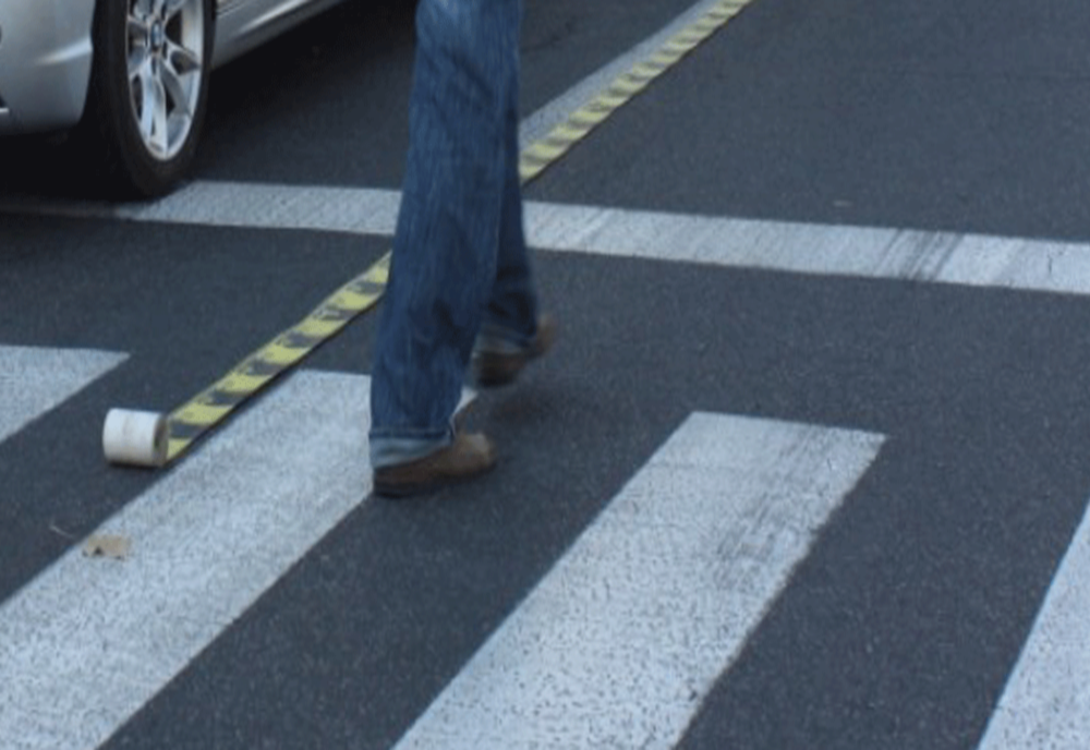 O femeie în scaun cu rotile a fost lovită de mașină pe trecerea pentru pietoni