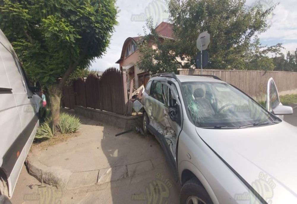 Mașină avariată, după ce a intrat în gardul unei case