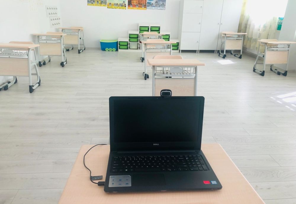 Școlile ar putea rămâne închise și la toamnă. Guvernul ia în calcul varianta cursurilor ONLINE