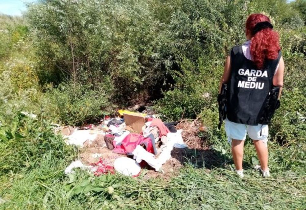Amendă de 6.000 de lei pentru o societate care a abandonat deșeurile pe un teren extravilan