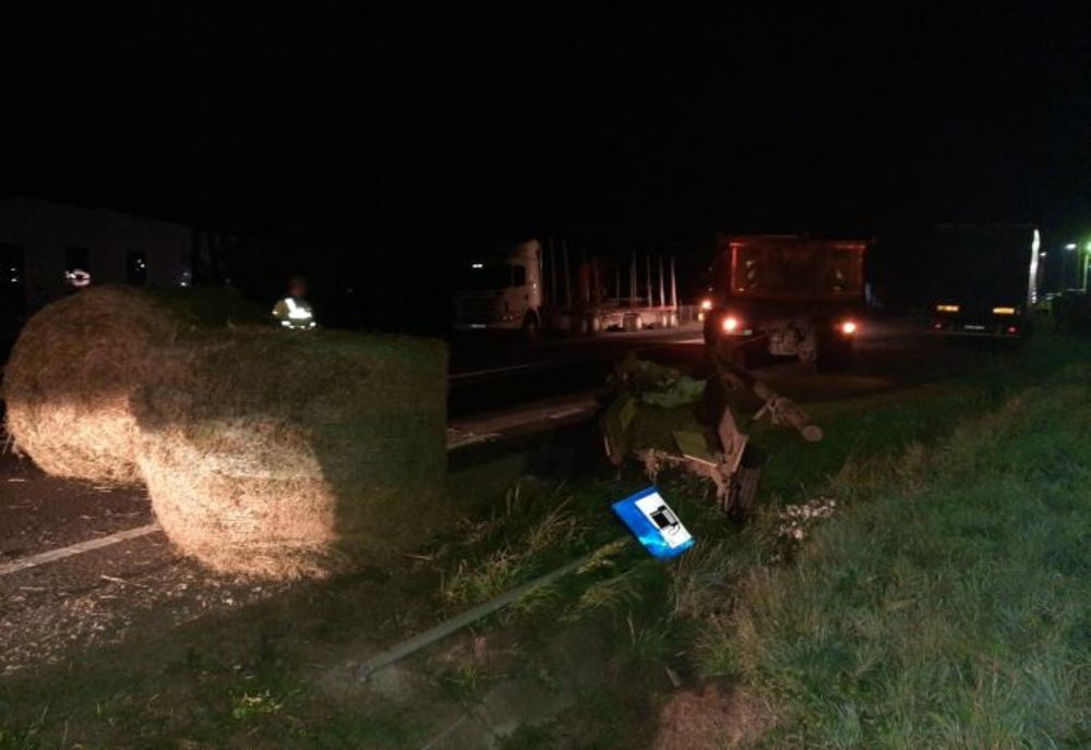 FOTO Accident pe DN12! Un taximetrist a intrat cu mașina într-o căruță!