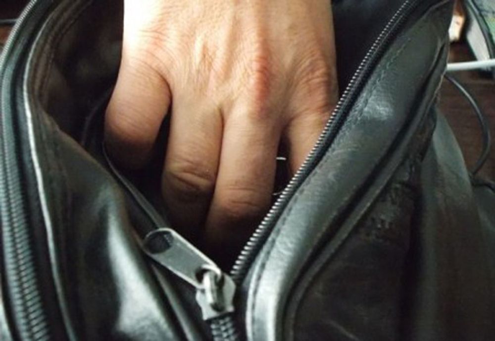 Bărbat prins după ce a furat 1.900 de lei de la șoferul care l-a luat la ocazie