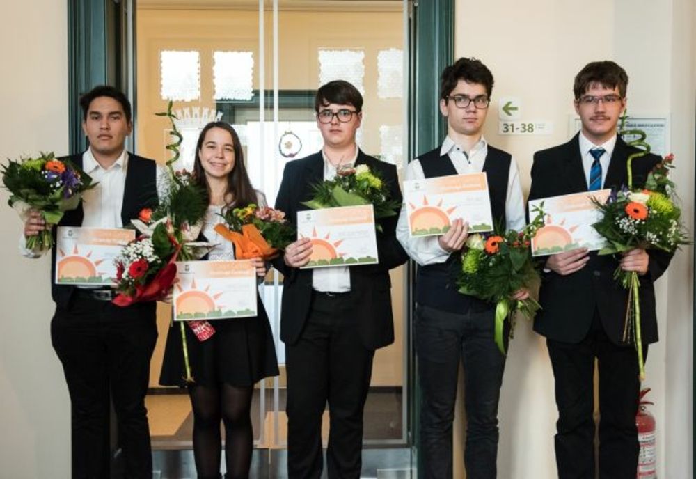 Cinci elevi cu rezultate deosebite la învățătură pot câştiga burse de câte 3.000 de lei