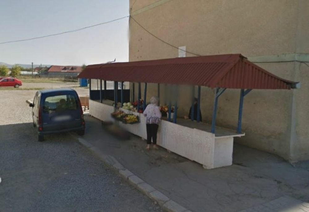 Mese cu legume și fructe distruse în timpul unor lucrări de asfaltare