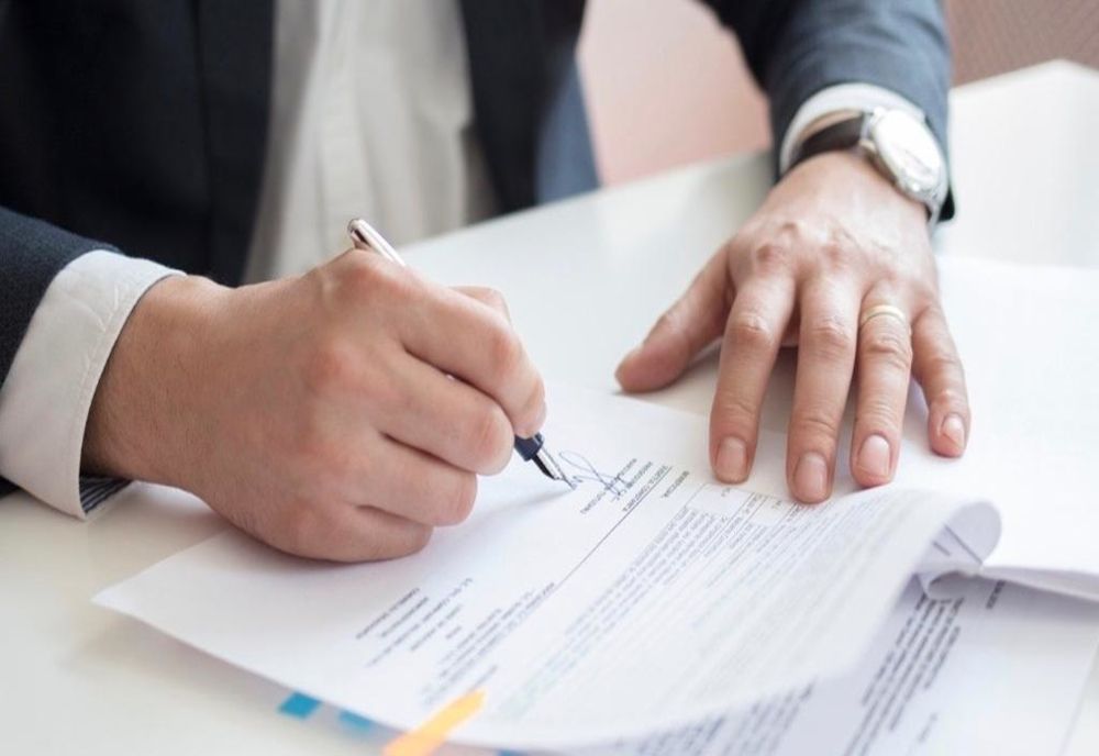 Aveți grijă ce contracte încheiați! OPC Brașov a amendat cu 50.000 de lei un furnizor de energie electrică