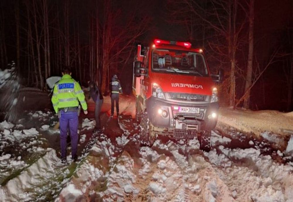 Şofer blocat pe un drum forestier, ajutat de pompieri
