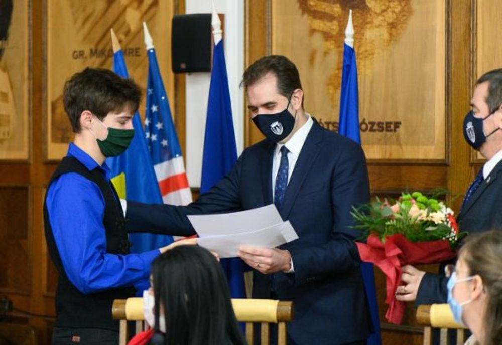 Şapte elevi din Sfântu Gheorghe au primit burse de excelență