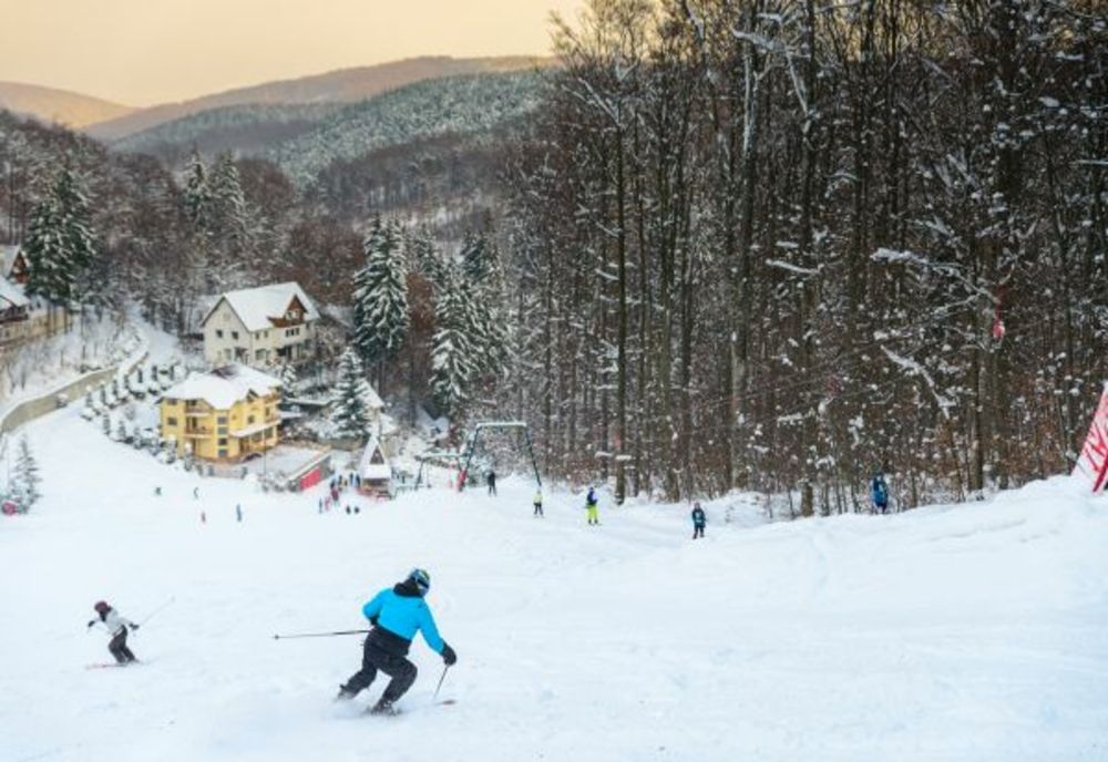 Program prelungit pe pârtia de schi de la Șugaș Băi