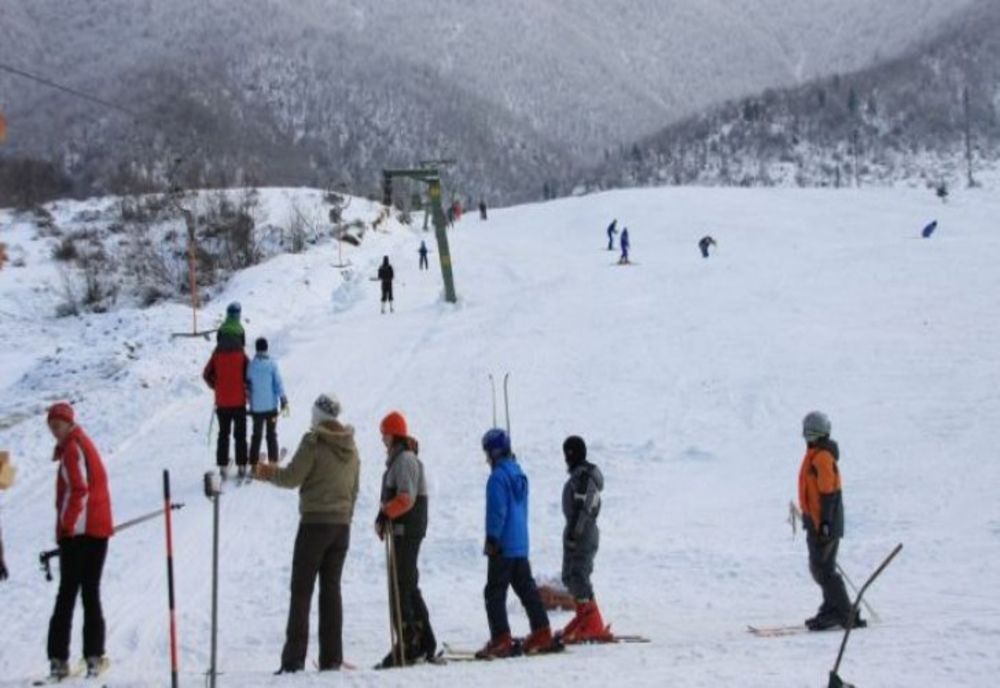 Concurs de schi alpin, mâine, la Șugaș Băi