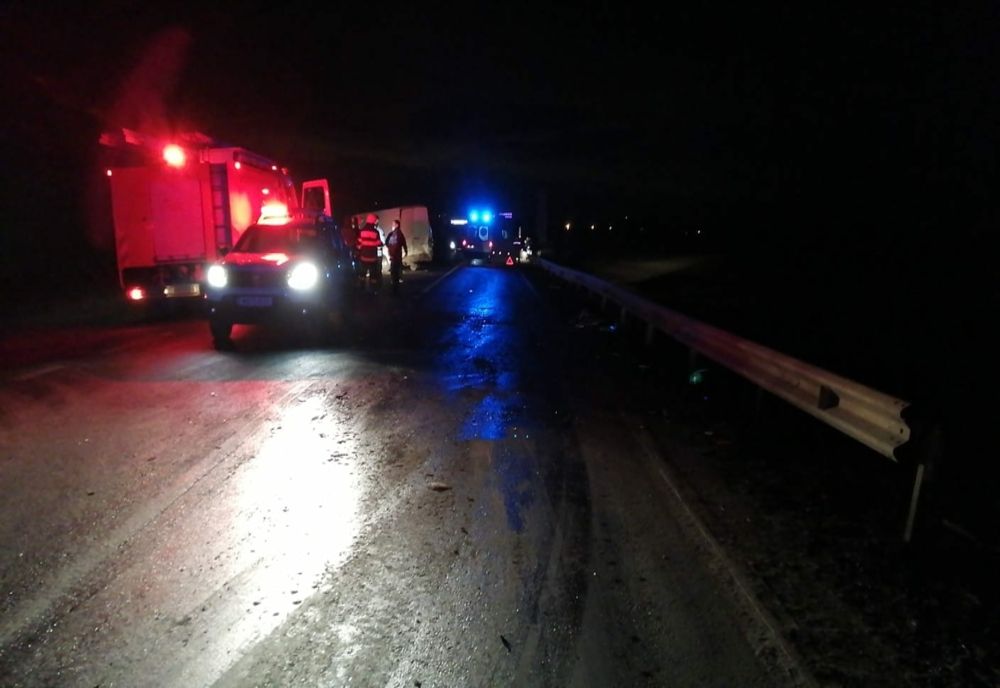 Accident rutier în care a fost implicat un microbuz, pe DN11!