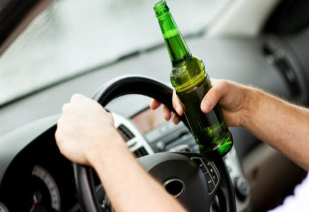 Un bărbat aproape de comă alcoolică, la volan, fără permis, a fost reținut 24 de ore!