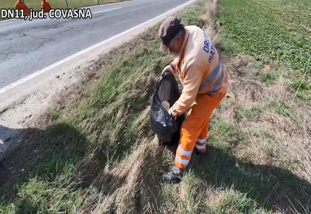 VIDEO Curățenia de primăvară în zona drumurilor naționale a demarat în forță în județul Covasna!