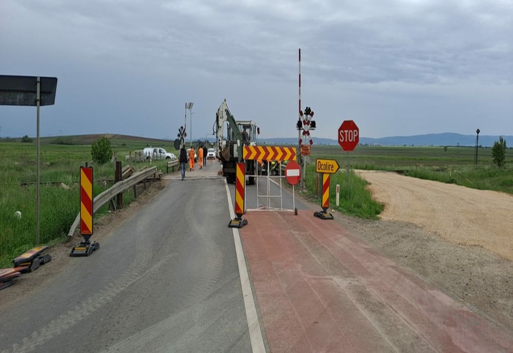 Lucrări la trecerea la nivel cu calea ferată din Moacșa, pe DN11