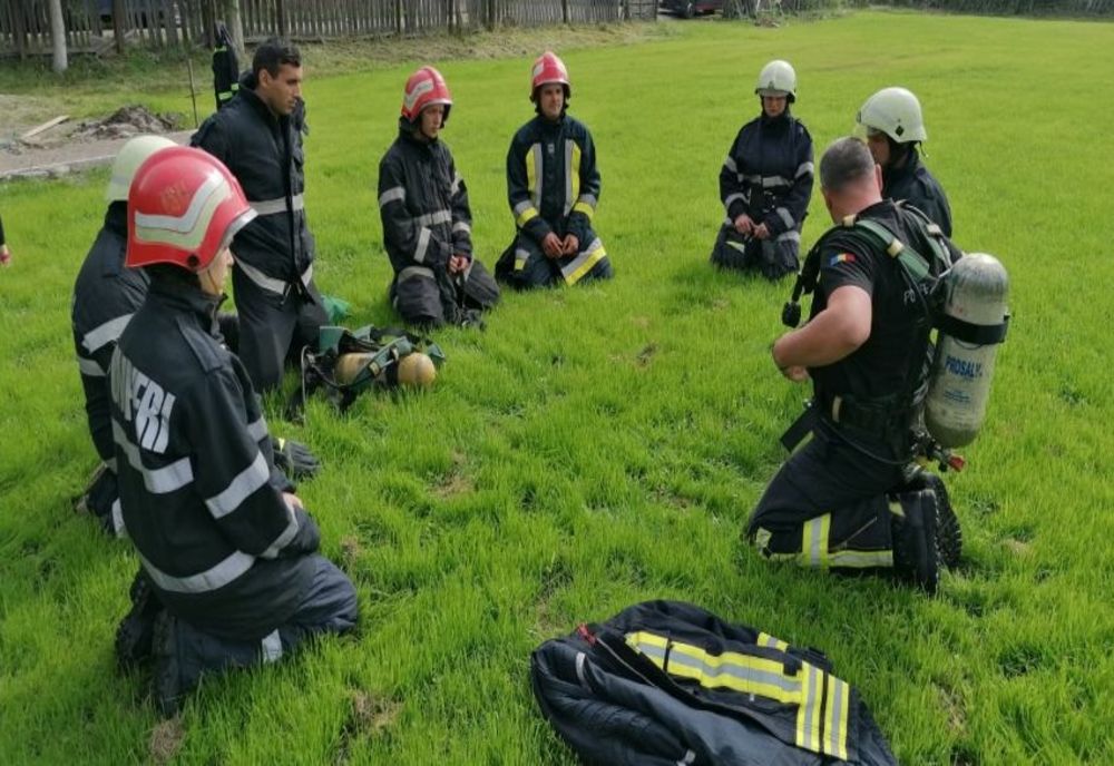 „Salvatorii din pasiune” se pregătesc alături de pompierii militari