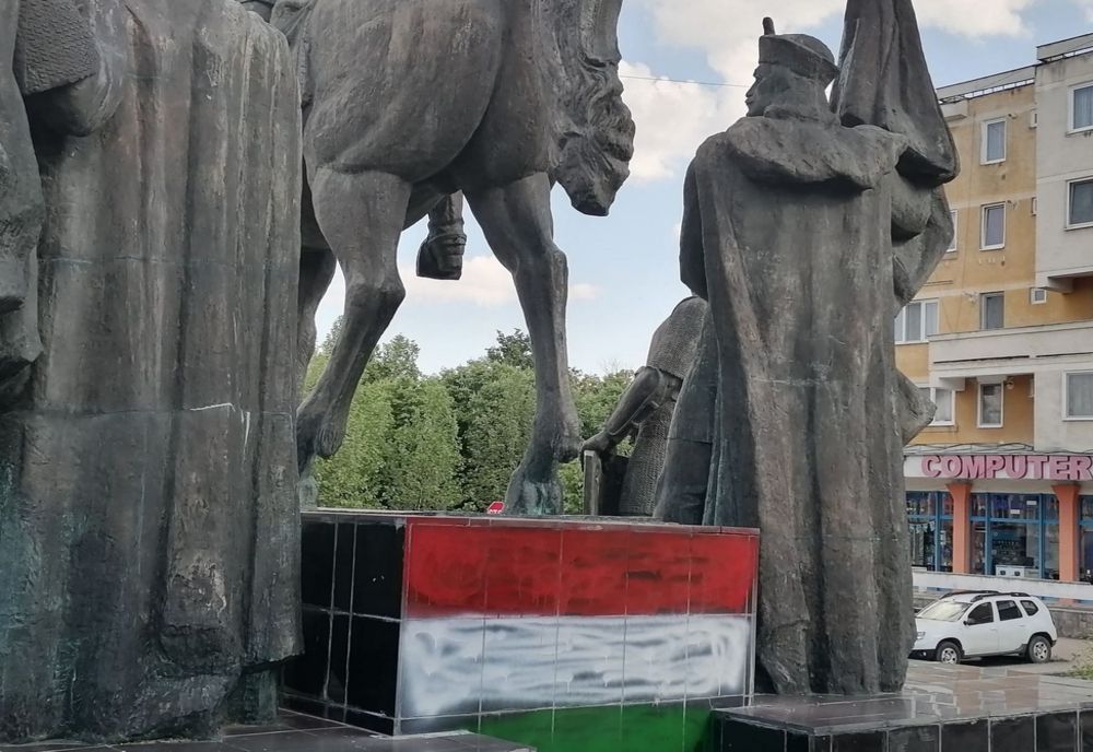 Drapelul Ungariei, vopsit pe statuia lui Mihai Viteazul