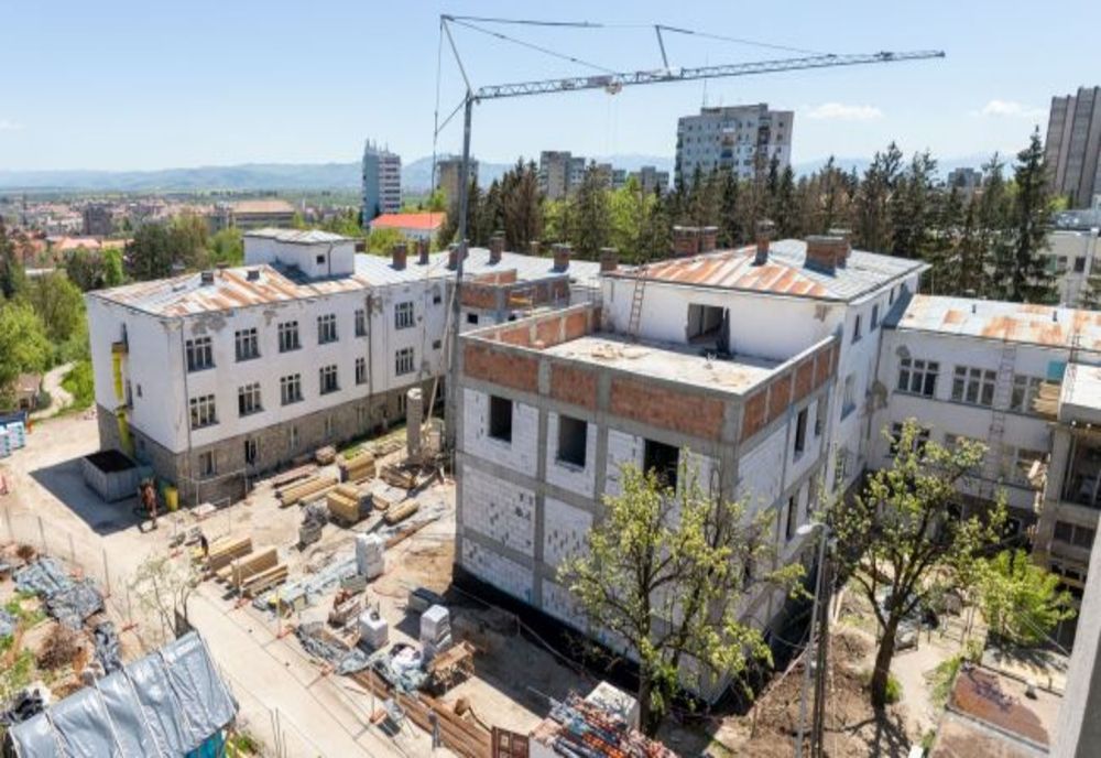 Se reabilitează și se extinde clădirea veche a Spitalului Județean