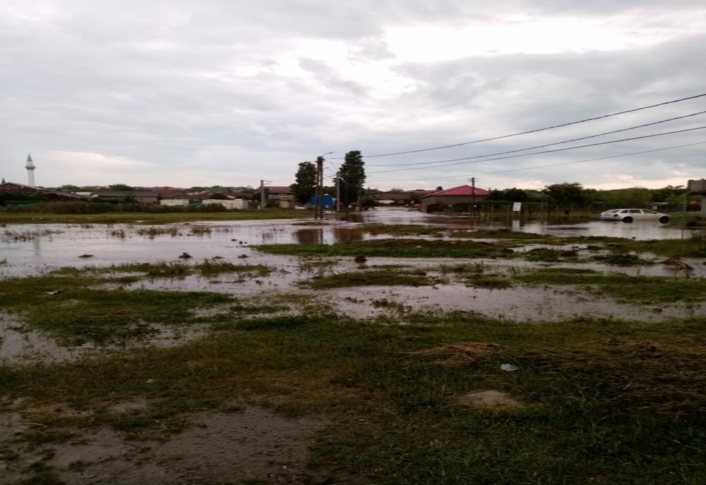 Pericol de inundaţii pe râuri din mai multe județe, până luni la miezul nopții