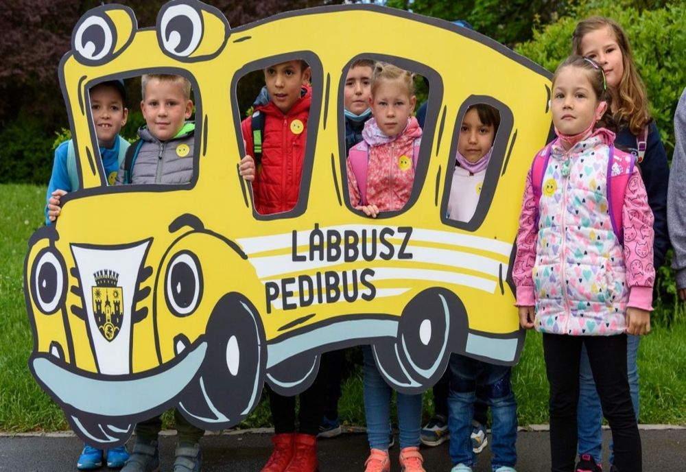 Cadrele medicale de la Spitalul Județean din Sfântu Gheorghe se plimbă cu copiii din oraș către școală