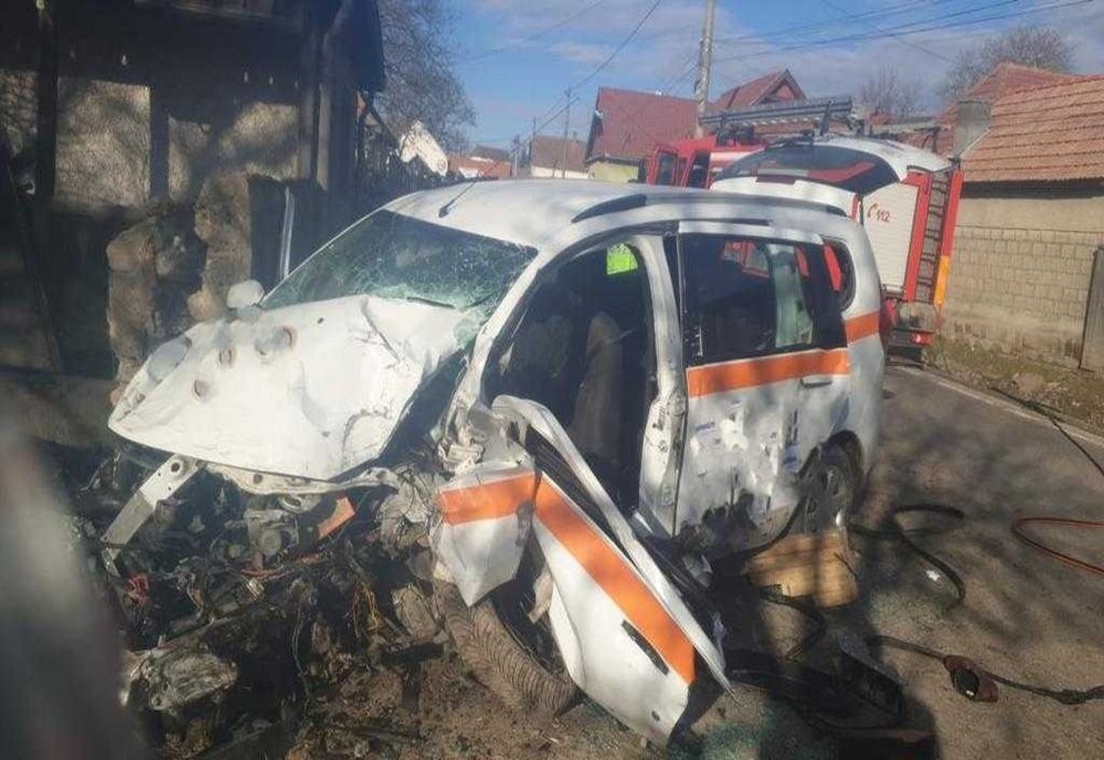 Covasna: O ambulanță a intrat într-un zid pe DN12. 4 persoane au fost rănite