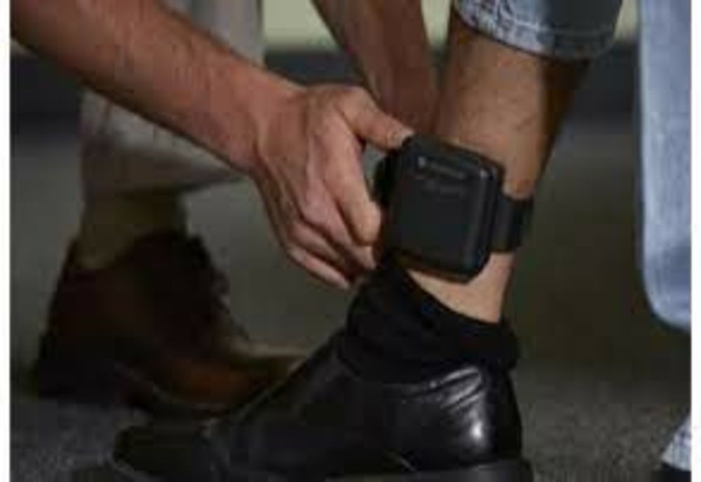 Implementarea brăţării electronice pentru agresori, amânată până în octombrie  