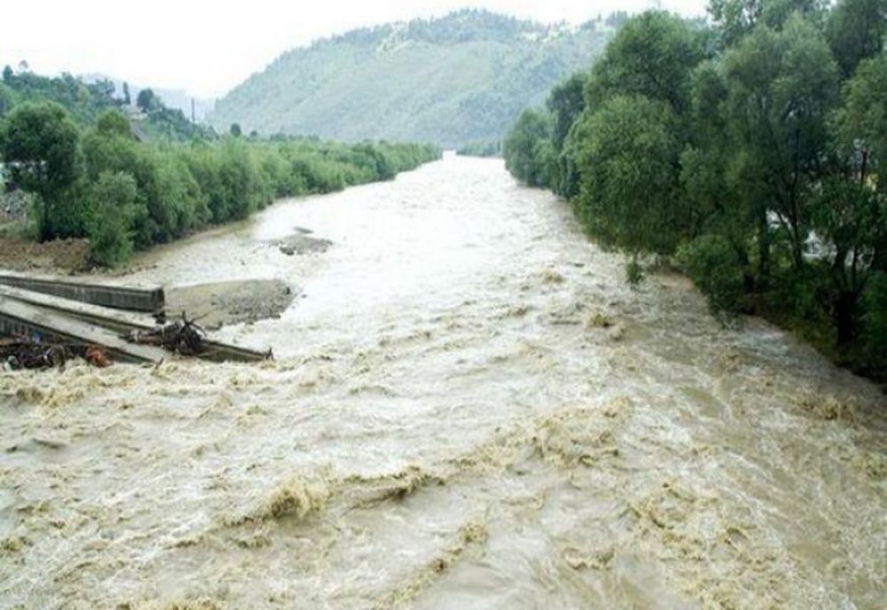 ZECI DE PERSOANE EVACUATE PREVENTIV ÎN COVASNA DIN CAUZA RISCULUI DE INUNDAȚII 