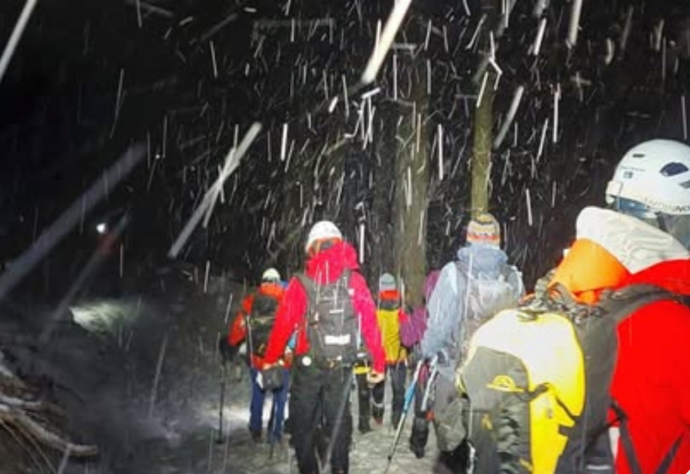 SITUAȚIE CRITICĂ PE MUNTE. INTERVENȚIE DE URGENȚĂ A SALVAMONTIȘTILOR. O PERSOANĂ A DECEDAT