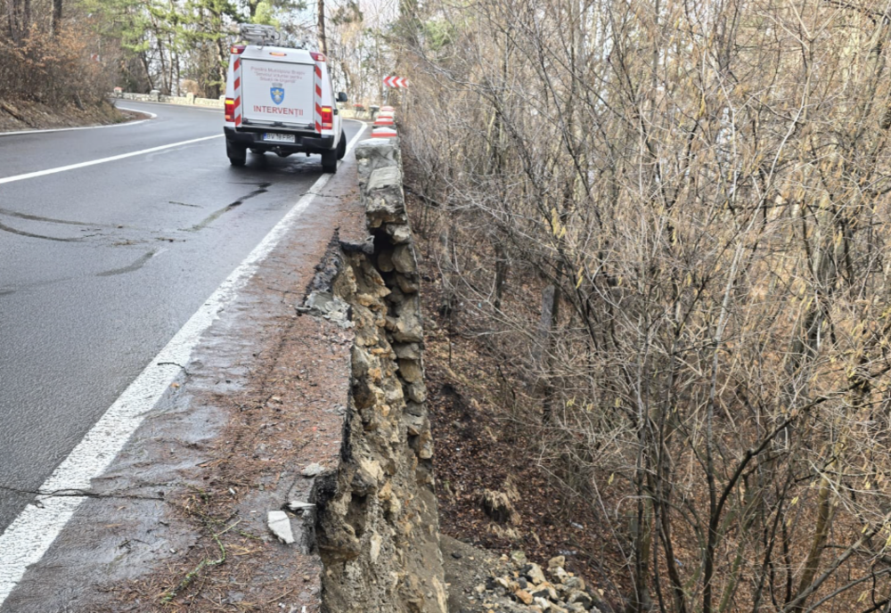 CIRCULAȚIA SPRE POIANA BRAȘOV RESTRICȚIONATĂ DIN CAUZA SURPĂRII UNUI ZID DE SPRIJIN PE DRUMUL SPRE STAȚIUNE