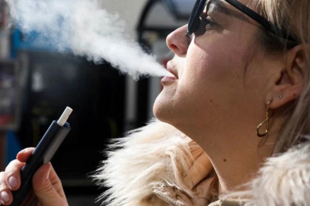 Țigările electronice, vape-urile și dispozitivele de încălzit tutun ar putea fi interzise în spațiile publice închise