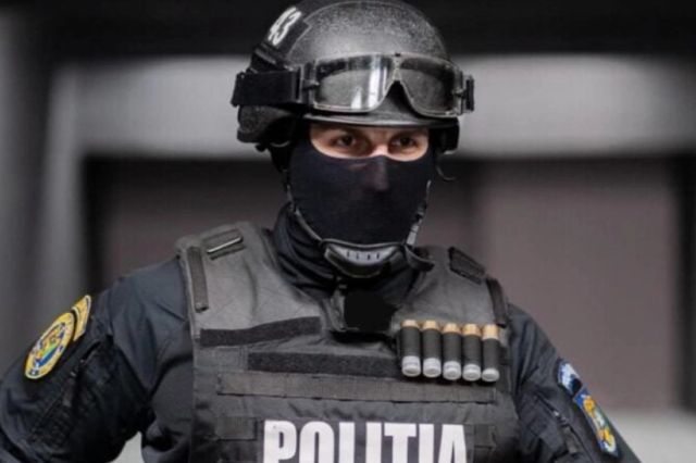Incident violent în timpul unei intervenții! Un agent de poliție a ajuns la spital după atacul unui câine