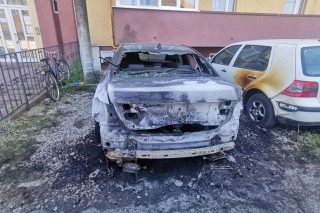 Incendiere din răzbunare în Făgăraș: trei bărbați au distrus complet o mașină pentru o poliță mai veche. Au fost arestați