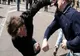 Scandal pe o stradă din Sfântu Gheorghe. O tânără de 28 de ani a fost lovită cu pumnii 