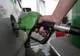 Guvernul ar putea tăia ajutorul de 50 de bani de la pompă