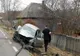 A intrat cu mașina într-un stâlp 