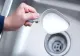 Toarnă o jumătate de cană de sare în scurgerea de la chiuvetă. Trucul care te scapă definitiv de instalatori