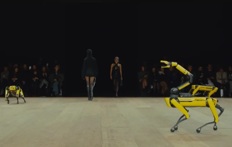 O casă de modă de fițe a folosit roboți militari ca să dezbrace modelele de pe podium – poza 1