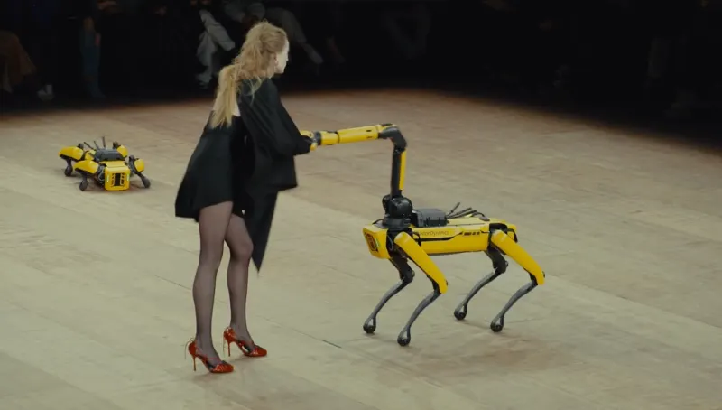 O casă de modă de fițe a folosit roboți militari ca să dezbrace modelele de pe podium – poza 2